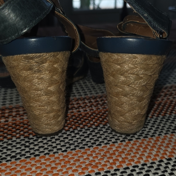 Clarks Navy and Tan Strappy Sandals - Picture 5 of 8